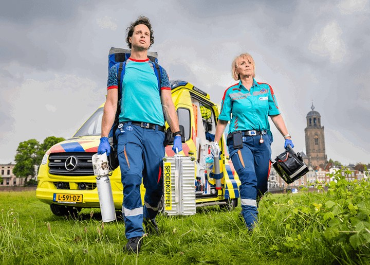 Ambulanceverpleegkundige en chauffeur van Ambulance IJsselland bij een ambulance in Deventer